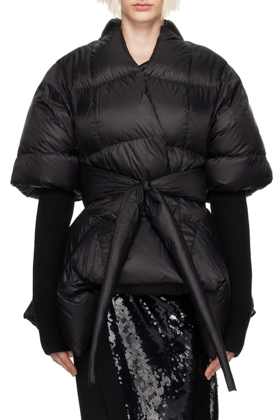 Adela – Krátká černá prošívaná bunda s páskem