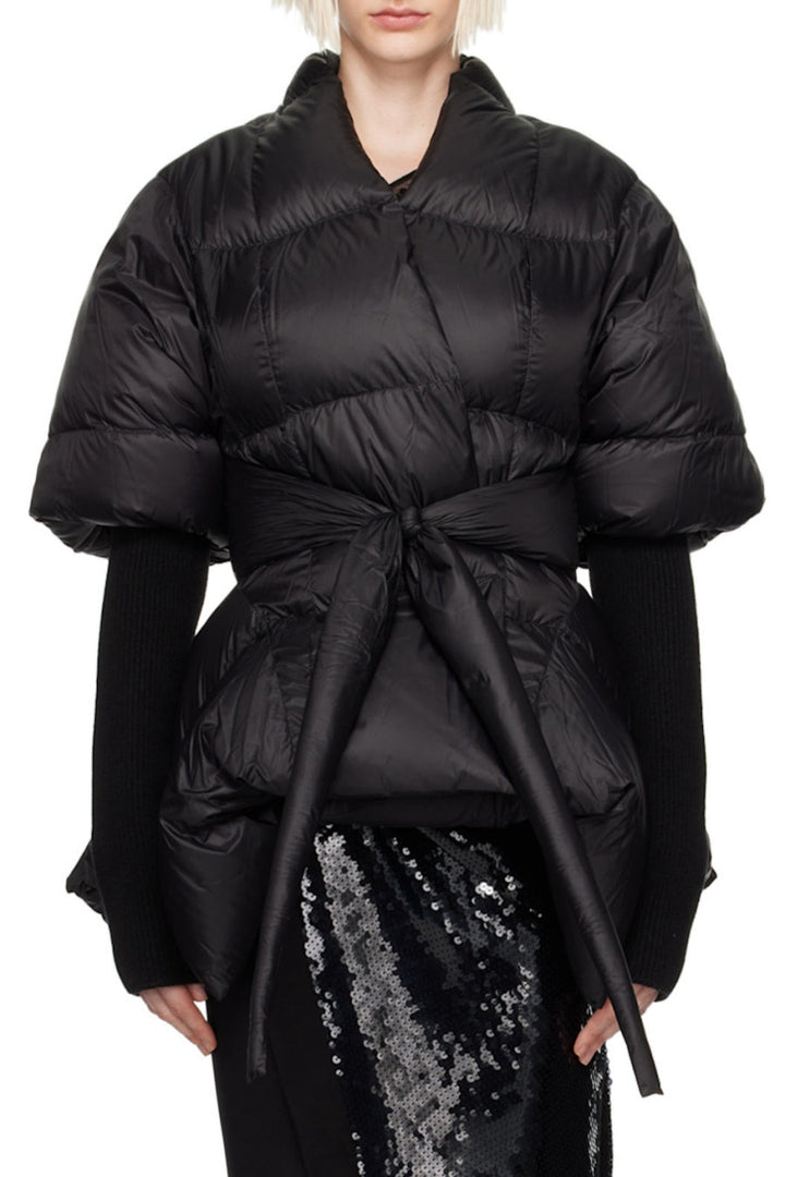 Adela – Krátká černá prošívaná bunda s páskem