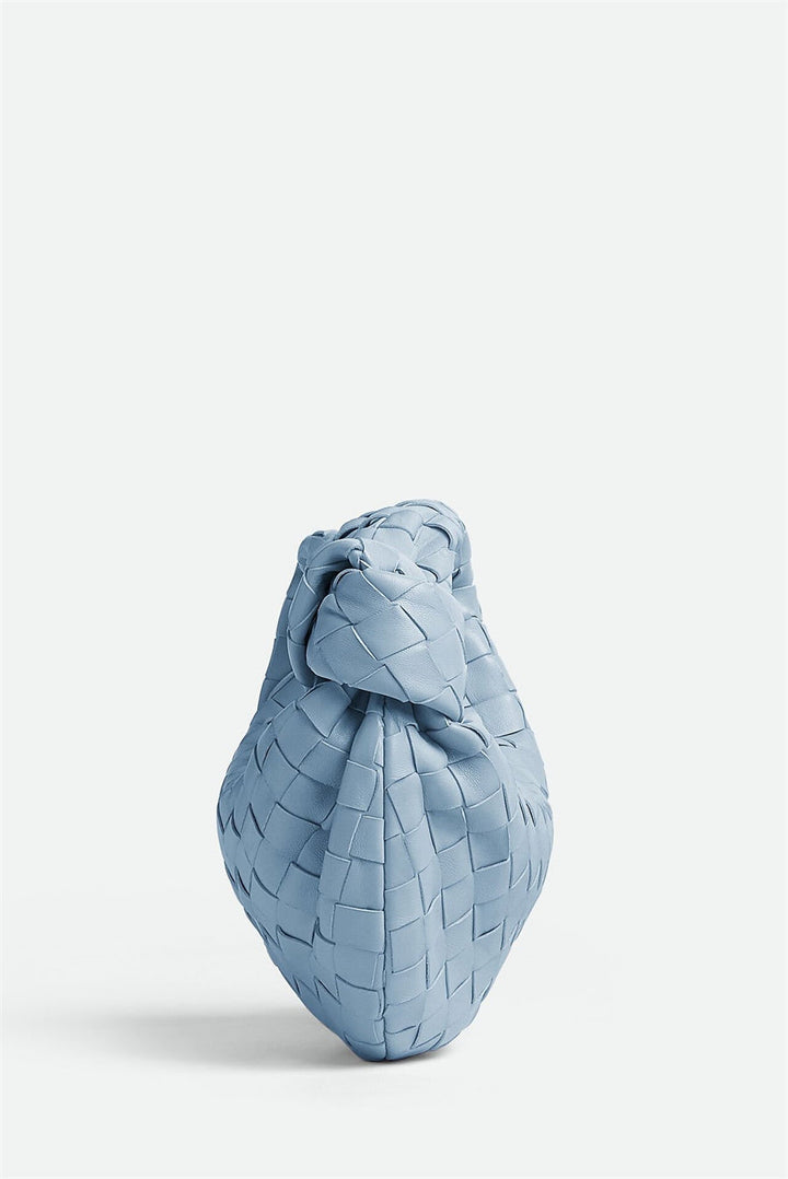 Karolina – Světle modrá pletená kabelka s uzlovaným uchem